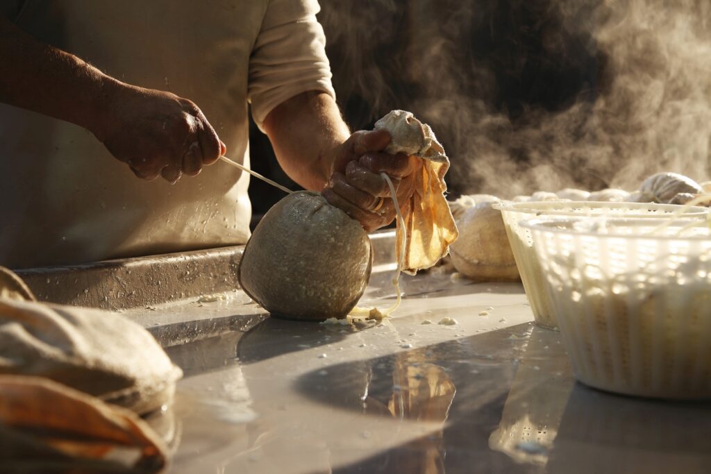 Carnia Zancolan lavorazione del formaggio