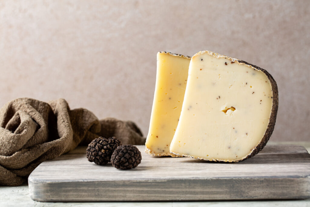 Piatto di formaggi con tartufo - Board with cheese and truffles